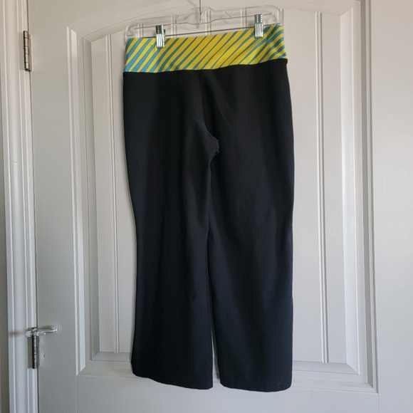 Nike Fit Dry Capri Women's Small Athletic Pants - Picture 3 of 8